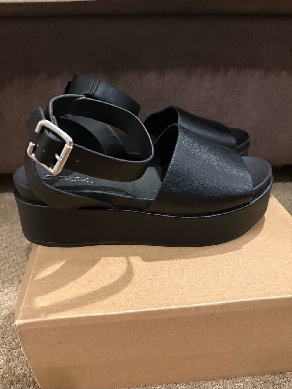 Soda platform sandals